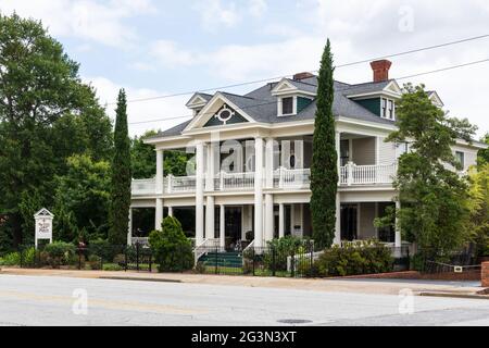 SPARTANBURG, SC, USA-13 JUIN 2021: Vue diagonale de l'avant de l'auberge sur main, une maison de 1904 dans le style néo-classique grec Revival. Maintenant un Bed and Breakfast. Banque D'Images
