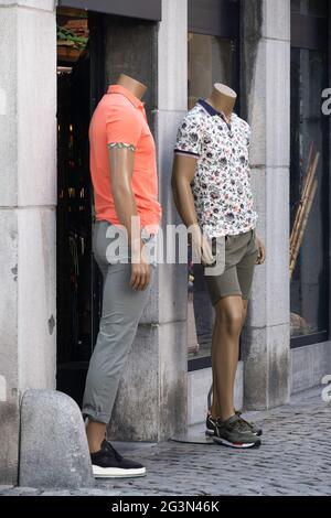 Deux mannequins sans tête de sexe masculin vêtus de chemises et de pantalons devant une boutique de Maastricht, aux pays-Bas Banque D'Images