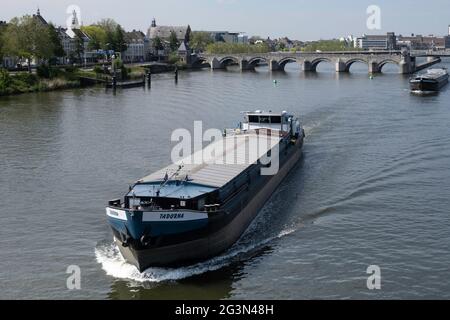 Horizon de Maastricht avec des navires cargo et le pont médiéval Saint-Servatius au-dessus des Maas à Maastricht. Banque D'Images