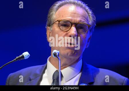 AIX en Provence, France. 14 juin 2021. Renaud Muselier prend la parole lors de la réunion de campagne publique.Renaud Muselier, président actuel de la région du Sud, se présente pour sa propre succession aux élections régionales qui auront lieu les 20 et 27 juin 2021. (Photo de Laurent Coust/SOPA Images/Sipa USA) crédit: SIPA USA/Alay Live News Banque D'Images