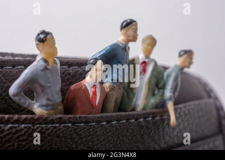 Petite figurine d'hommes modèle dans les poches Banque D'Images