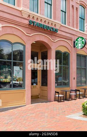 SPARTANBURG, SC, USA-13 JUIN 2021 : un café Starbucks sur main à Spring St. une photo de l'entrée, des fenêtres, du panneau et du logo. Image verticale. Banque D'Images