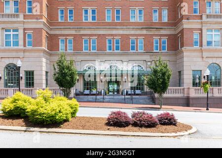 SPARTANBURG, SC, USA-13 JUIN 2021 : façade du Marriott AC Hotel Spartanburg, entrée, enseigne sur auvent et porche. Image horizontale. Banque D'Images