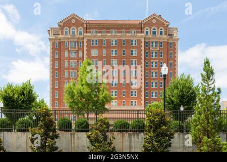 SPARTANBURG, SC, USA-13 JUIN 2021 : vue arrière du Marriott AC Hotel Spartanburg. Image horizontale. Banque D'Images