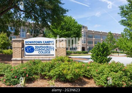 SPARTANBURG, SC, USA-13 JUIN 2021 : vue sur le campus du centre-ville de Spartanburg Community College, vue diagonale du bâtiment principal avec panneau de rue dans f Banque D'Images