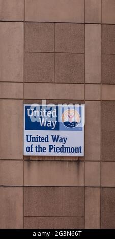 SPARTANBURG, SC, USA-13 JUIN 2021: Image serrée d'un mur de bâtiment avec un panneau "United Way-United Way of the Piedmnot". Image verticale. Banque D'Images