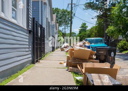 LA NOUVELLE-ORLÉANS, LA, États-Unis - 10 JUIN 2021 : pile de détritus laissés par les étudiants sur le trottoir des appartements hors campus près de l'université Tulane Banque D'Images