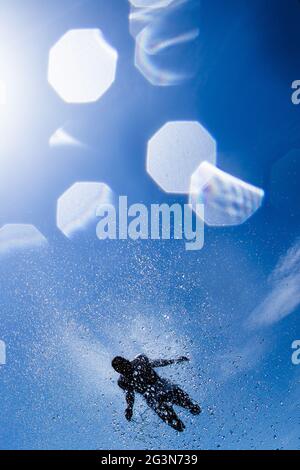 Cologne, Allemagne. 17 juin 2021. Un athlète de loisirs saute d'une tour de plongée de 7 1/2 mètres dans une piscine à la piscine du stade en plein soleil sur un ciel bleu. Credit: Rolf Vennenbernd/dpa/Alay Live News Banque D'Images