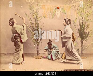 Photo vintage Kusakabe Kimbei du Vieux Japon - filles jouant à Hane Banque D'Images