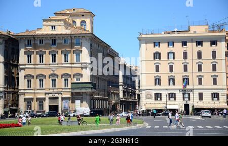 Piazza Venezia est une place célèbre de Rome. Il est situé au pied du Capitole, où se croisent cinq des rues les plus importantes de la capitale Banque D'Images