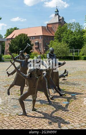 château et sculpture sur la place du marché, Winsen/Luhe, Basse-Saxe, Allemagne Banque D'Images