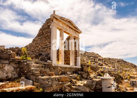 Bien conservé Temple d'Isis vue latérale sur l'île de Delos situé sur la colline au-dessus de la ville antique avec ciel bleu et nuages dans le fond, la Grèce. Banque D'Images