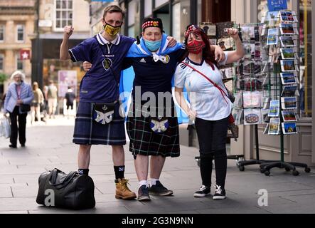 Les fans de football écossais devant la gare centrale de Glasgow avant de se rendre à Londres pour le match de l'UEFA Euro 2020 Group D entre l'Angleterre et l'Écosse au stade Wembley. Date de la photo: Jeudi 17 juin 2021. Banque D'Images