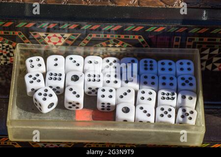 Plusieurs dés sur une table Banque D'Images
