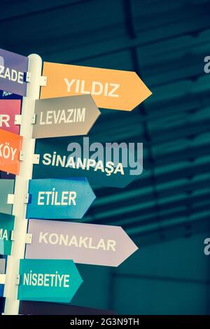 Panneaux de direction colorés dans la ville d'Istanbul, Turquie Banque D'Images