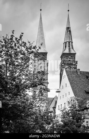 Vue sur Nuremberg avec les clochers de l'église Saint-Sebaldus, Allemagne. Paysage urbain, photographie en noir et blanc Banque D'Images