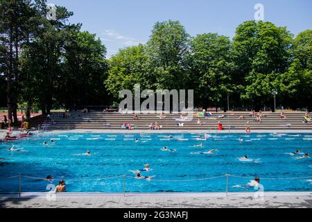 Cologne, Allemagne. 17 juin 2021. Les gens nagent dans une piscine du stade, au soleil éclatant et dans le ciel bleu. Credit: Rolf Vennenbernd/dpa/Alay Live News Banque D'Images