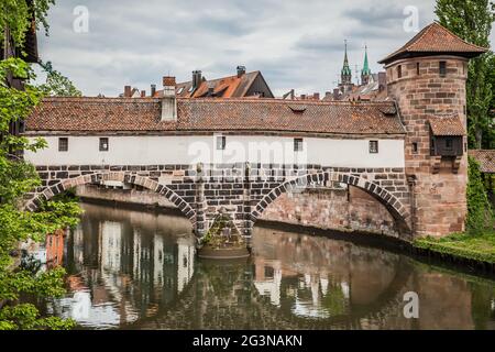 Vieux pont sur la rivière Pegnitz dans la vieille ville de Nuremberg, Allemagne Banque D'Images