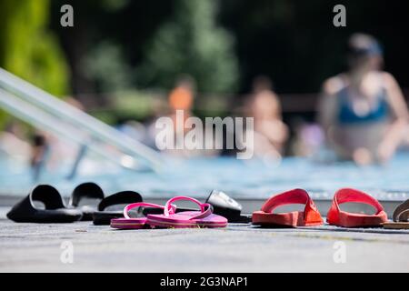 Cologne, Allemagne. 17 juin 2021. Les gens nagent dans une piscine du stade, au soleil éclatant et dans le ciel bleu. Credit: Rolf Vennenbernd/dpa/Alay Live News Banque D'Images