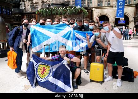 Les fans d'Écosse à la gare centrale de Glasgow se préparent à se rendre à Londres avant le match de l'UEFA Euro 2020 Groupe D entre l'Angleterre et l'Écosse au stade Wembley. Date de la photo: Jeudi 17 juin 2021. Banque D'Images