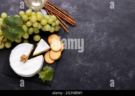 Plateau en ardoise avec fromage brie Banque D'Images