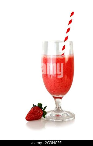 Smoothie aux fraises en verre isolé sur fond blanc Banque D'Images