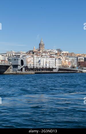 Vue sur la Tour de Galata depuis la Corne d'Or Banque D'Images