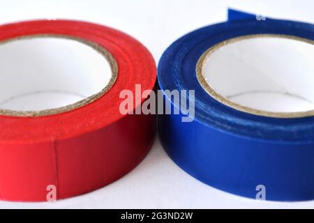 Rubans électriques isolés sur fond blanc Banque D'Images