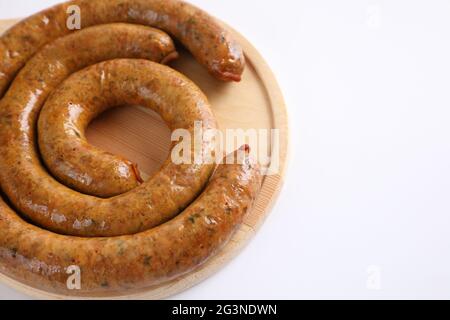 Cuisine locale du nord de la Thaïlande , saucisse épicée du nord de la Thaïlande nourriture de rue isolée dans fond blanc Banque D'Images