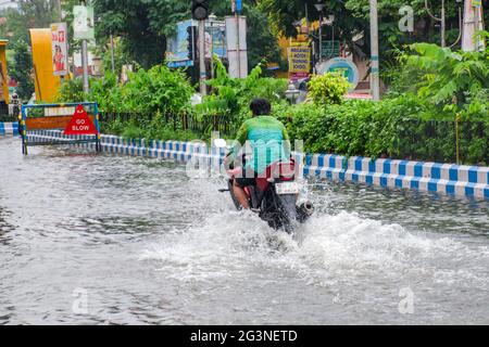 Photos des rues de Kolkata submergées par la pluie. La quasi-totalité de Kolkata est submergée par les fortes pluies d'hier. Banque D'Images