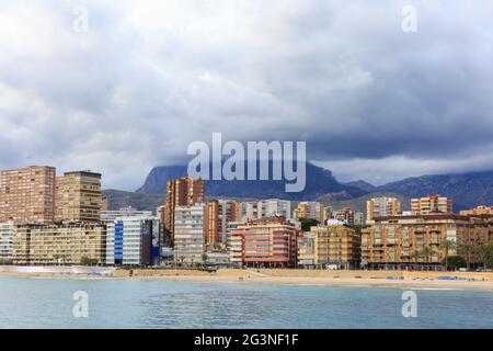 Plage, plage et hôtels à Benidorm, Costa Blanca, Espagne Banque D'Images