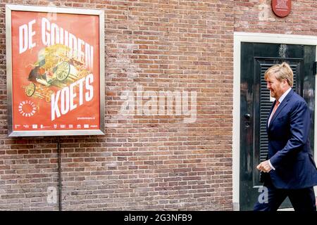 Roi Willem Alexander pendant l'ouverture. Le Golden Coach restauré est dans le musée d'Amsterdam et fait partie d'une exposition sur l'autocar. L'exposition du même nom peut être vue du 18 juin au 27 février 2022. Le panneau de gauche Hulde der Koloniën montre le présent alors et est un hommage aux anciennes colonies. Amsterdam, pays-Bas, le 17 juin 2021. Photo de Robin Utrecht/ABACAPRESS.COM Banque D'Images