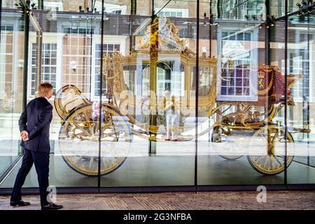 Roi Willem Alexander pendant l'ouverture. Le Golden Coach restauré est dans le musée d'Amsterdam et fait partie d'une exposition sur l'autocar. L'exposition du même nom peut être vue du 18 juin au 27 février 2022. Le panneau de gauche Hulde der Koloniën montre le présent alors et est un hommage aux anciennes colonies. Amsterdam, pays-Bas, le 17 juin 2021. Photo de Robin Utrecht/ABACAPRESS.COM Banque D'Images