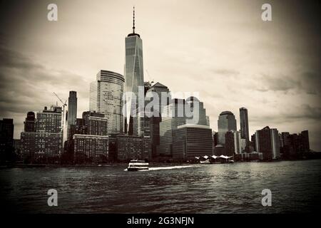 Le World Trade Center à Manhattan, New York depuis le ferry New York Waterway sur l'Hudson River. Banque D'Images