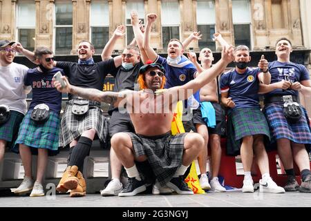 Les fans d'Écosse à la gare centrale de Glasgow se préparent à se rendre à Londres avant le match de l'UEFA Euro 2020 Groupe D entre l'Angleterre et l'Écosse au stade Wembley. Date de la photo: Jeudi 17 juin 2021. Banque D'Images