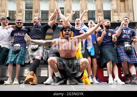 Les fans d'Écosse à la gare centrale de Glasgow se préparent à se rendre à Londres avant le match de l'UEFA Euro 2020 Groupe D entre l'Angleterre et l'Écosse au stade Wembley. Date de la photo: Jeudi 17 juin 2021. Banque D'Images