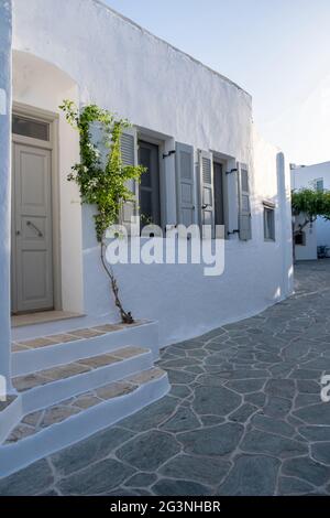 Île de Folegandros, Grèce, Cyclades. Village de Chora, architecture traditionnelle des Cyclades, bâtiments blanchis à la chaux et rues pavées étroites. Été va Banque D'Images