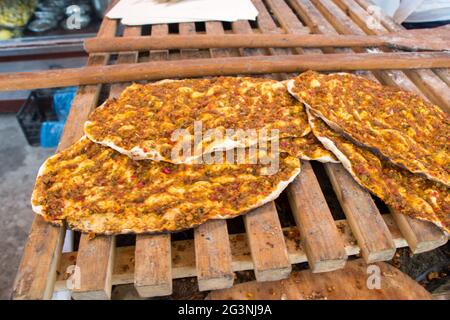 Lahmacun, crêpes turques à la pizza avec garniture de viande Banque D'Images