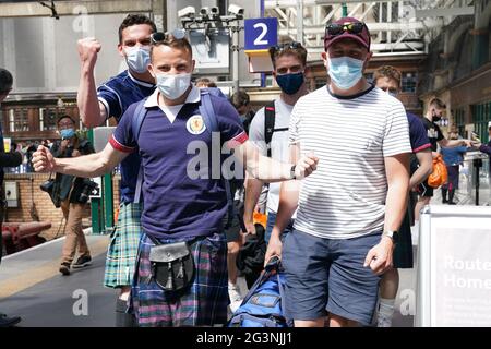 Les fans d'Écosse à la gare centrale de Glasgow se préparent à se rendre à Londres avant le match de l'UEFA Euro 2020 Groupe D entre l'Angleterre et l'Écosse au stade Wembley. Date de la photo: Jeudi 17 juin 2021. Banque D'Images