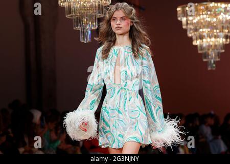 Un modèle marche sur la piste pendant le spectacle Alice McCall pendant les collections Afterpay Australian Fashion week Resort 2022 à Carriageworks le 31 mai, Banque D'Images