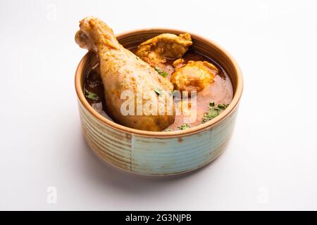 Curry de poulet rouge épicé ou masala rouge de Murgh ou korma. Cuisine indienne non végétarienne. Attention sélective. Banque D'Images