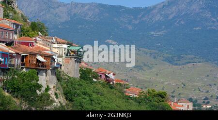 Bars et restaurants du village de Molyvos accrochés à la colline avec toile de fond des montagnes. Banque D'Images