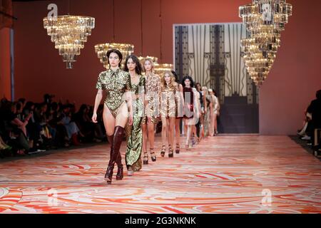 Les modèles marchent sur la piste pendant le spectacle Alice McCall pendant les collections Afterpay Australian Fashion week Resort 2022 à Carriageworks le 31 mai 20 Banque D'Images