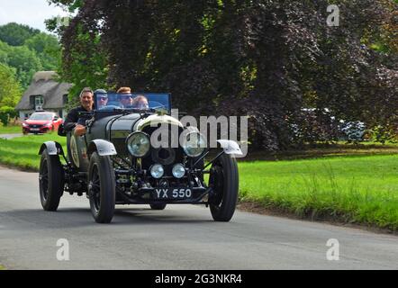 Vintage 1928 Bentley 4 en cours de conduite dans le village anglais. Banque D'Images