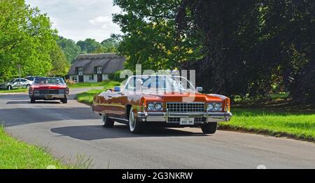 Classique 1974 Cadillac Eldorado convertible étant driveh à travers le village. Banque D'Images
