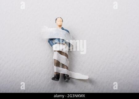 Petite figurine de modèle d'homme enveloppée dans des bandages Banque D'Images