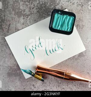 Allez-y et bonne chance - stylo pointe calligraphie avec des aquarelles métalliques Banque D'Images