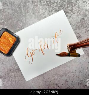 Allez-y et bonne chance - stylo pointe calligraphie avec des aquarelles métalliques Banque D'Images