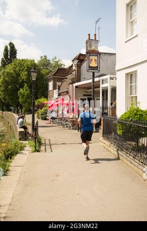 The Bell and Crown public House on Strand-on-the-Green, Chiswick, Hounslow, Londres, Angleterre, ROYAUME-UNI Banque D'Images