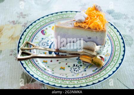 Gâteau thaïlandais maison et crème aux œufs avec farine de haricots mung, garniture, en-cas ange ou recette portugaise fios de ovos sur une assiette en céramique vintage à ca Banque D'Images